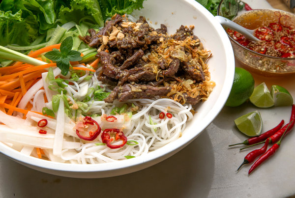 VIETNAMESE-BEEF-NOODLE-SALAD